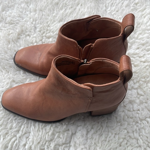VIONIC LYSSA ANKLE BOOT SIZE 6.5. - Picture 3 of 12